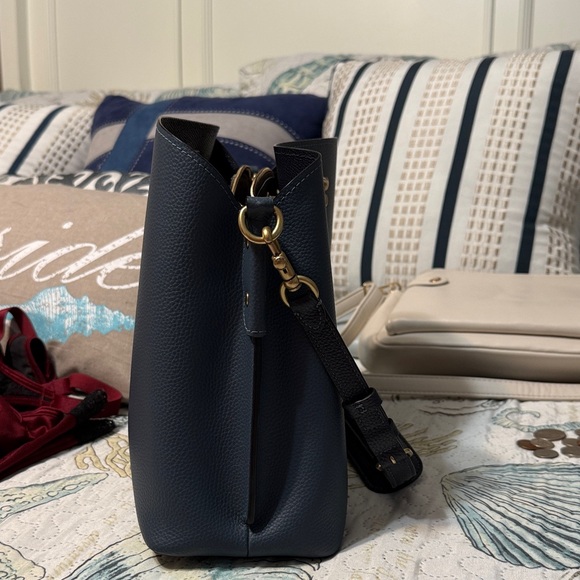 Elegant Navy Blue Leather Shoulder Bag - Picture 3 of 6